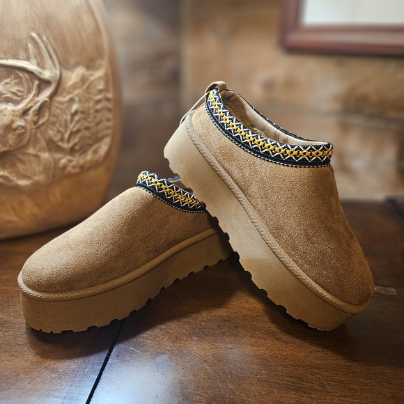 Mudd Tan Mules/slippers With Black&Yellow Embroidered Mules - Picture 2 of 9